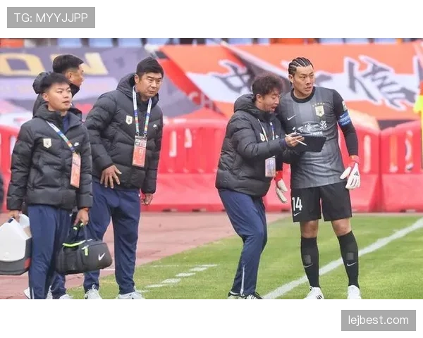 山东泰山近期连续客场作战，防线失误增多影响联赛争冠前景